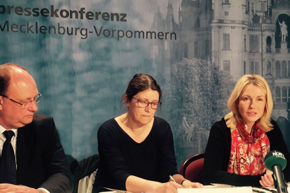 Dr. Norbert Nieszery, Andrea Röpke und Manuela Schwesig stellen das Buch "Gefährlich verankert" vor