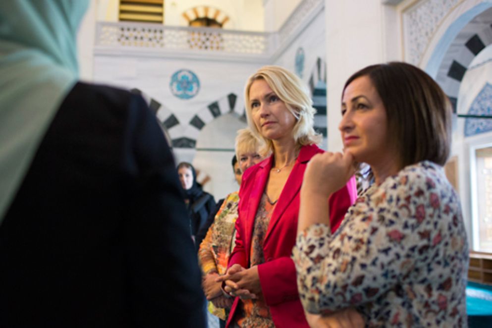 Manuela Schwesig und Dilek Kolat in der Berliner ?ehitlik Moschee