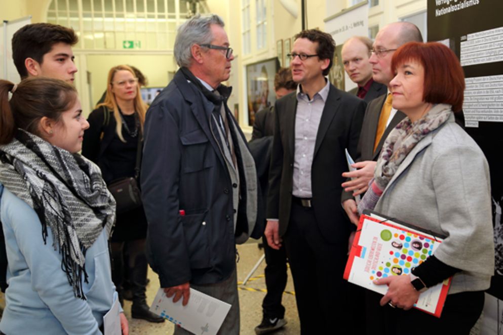 Caren Marks im Gespräch auf der Wanderausstellung "Jüdische Lebenswelten in Deutschland heute"