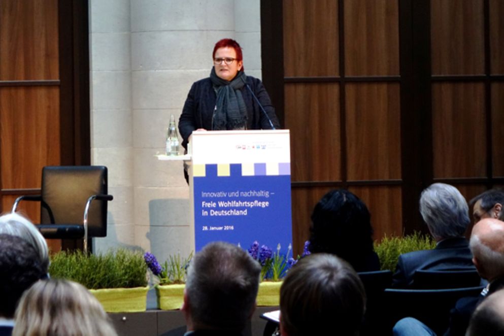 Elke Ferner spricht vor der Bundesarbeitsgemeinschaft der Freien Wohlfahrtspflege