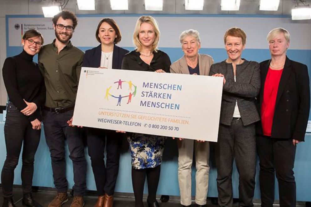 Manuela Schwesig stellt gemeinsam mit Engagierten aus den Bereichen Patenschaften und Mentoring das neue Bundesprogramm vor