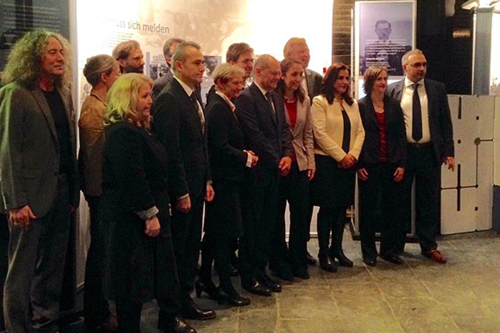 Staatssekretär Dr. Ralf Kleindiek mit weiteren Teilnehmenden bei der Ausstellungseröffnung in Hamburg