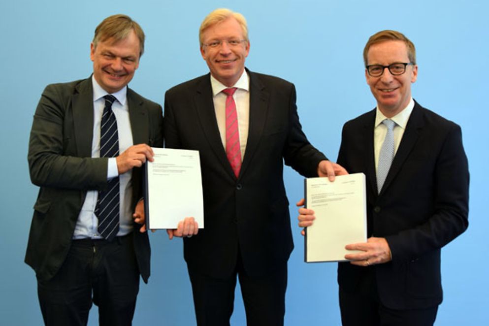 Dr. Ralf Kleindiek nimmt den Zweiten Engagementbericht von Prof. Dr. Thomas Klie und Prof. Dr. Michael Hüther entgegen