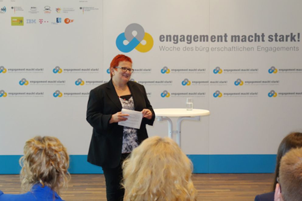Elke Ferner spricht vor Publikum