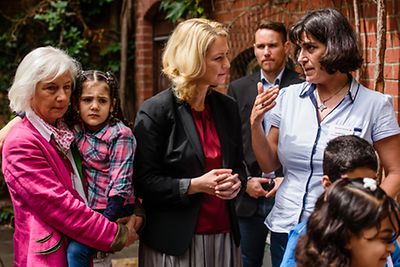 Manuela Schwesig beim Besuch der Notunterkunft in Berlin