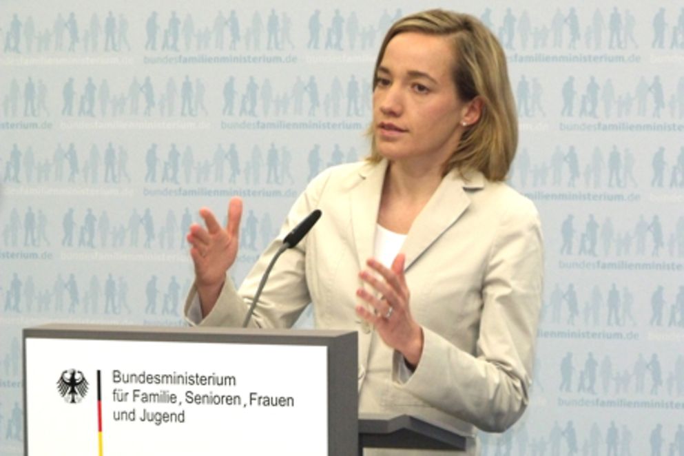 Familienministerin Kristina Schröder hinter einem Pult. Bild: BMFSFJ