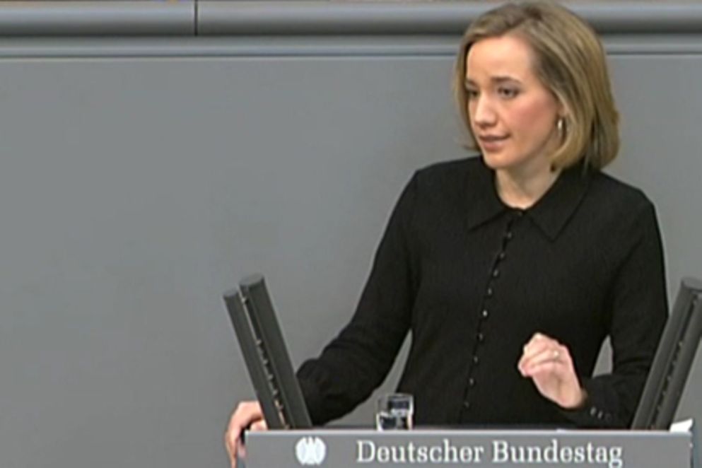 Kristina Schröder hinter einem Mikrofon