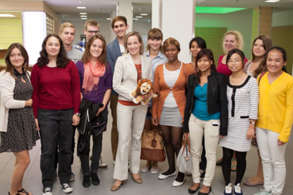 Kristina Schröder in einem Gruppenbild mit Freiwilligen. Bildnachweis: Pfennigparade / Th. Weber