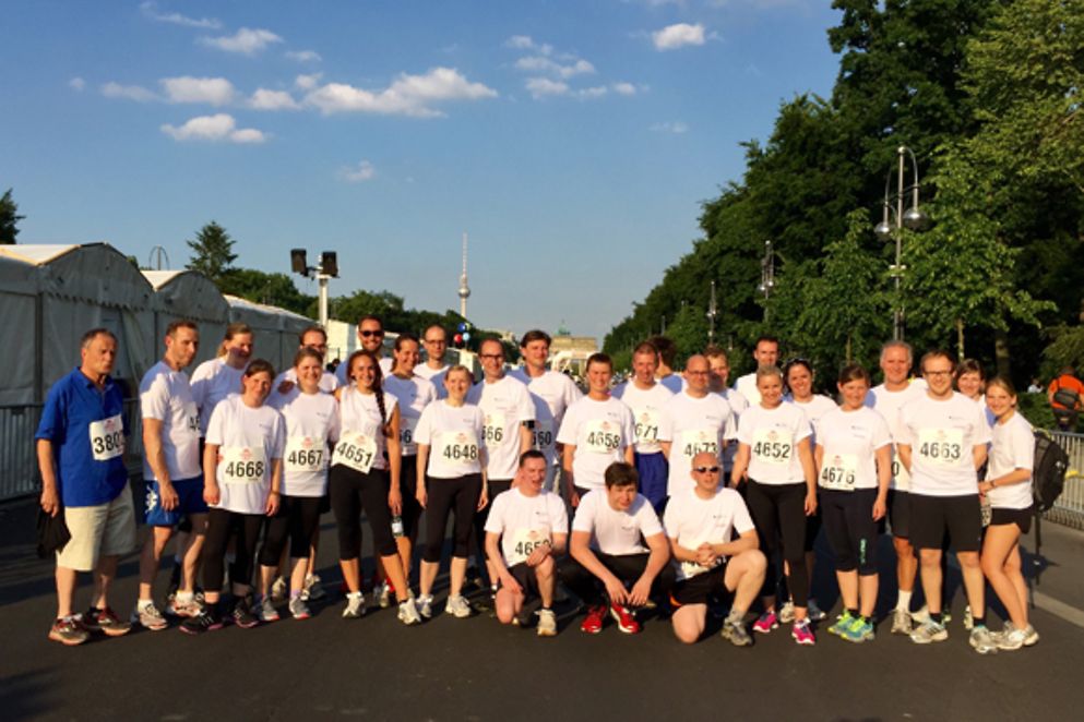Die Mitarbeiterinnen und Mitarbeiter des Bundesfamilienministeriums und Angehörige beim 14. Berliner Firmenlauf