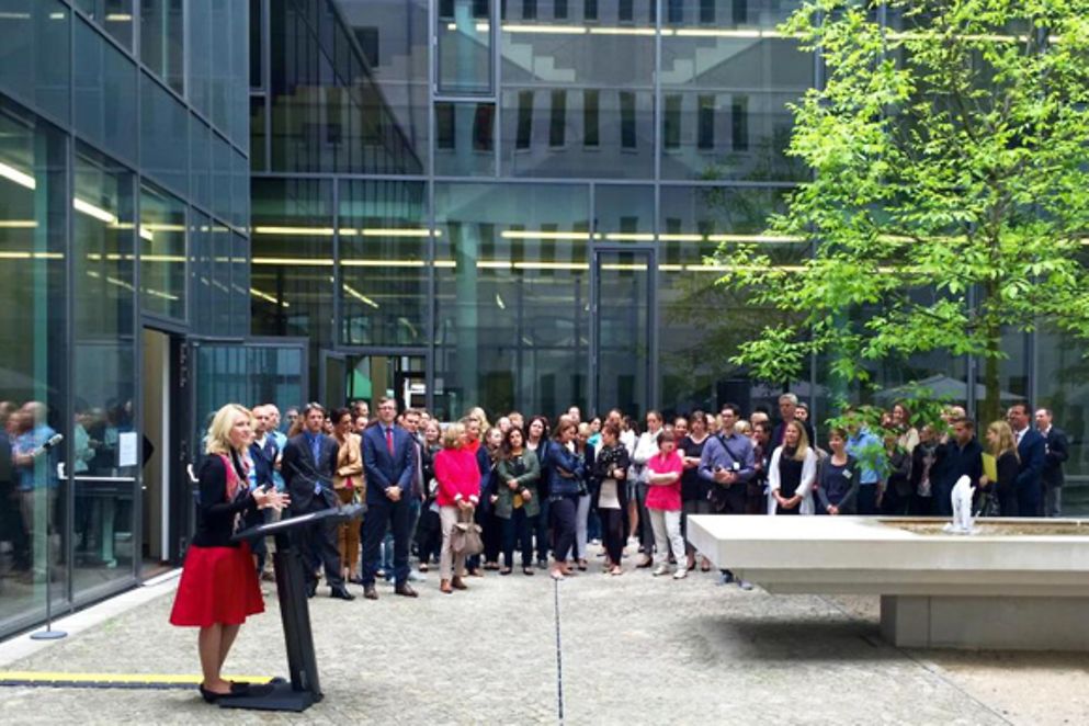 Manuela Schwesig eröffnet den 6. Gesundheitstag im Hof des Bundesfamilienministeriums
