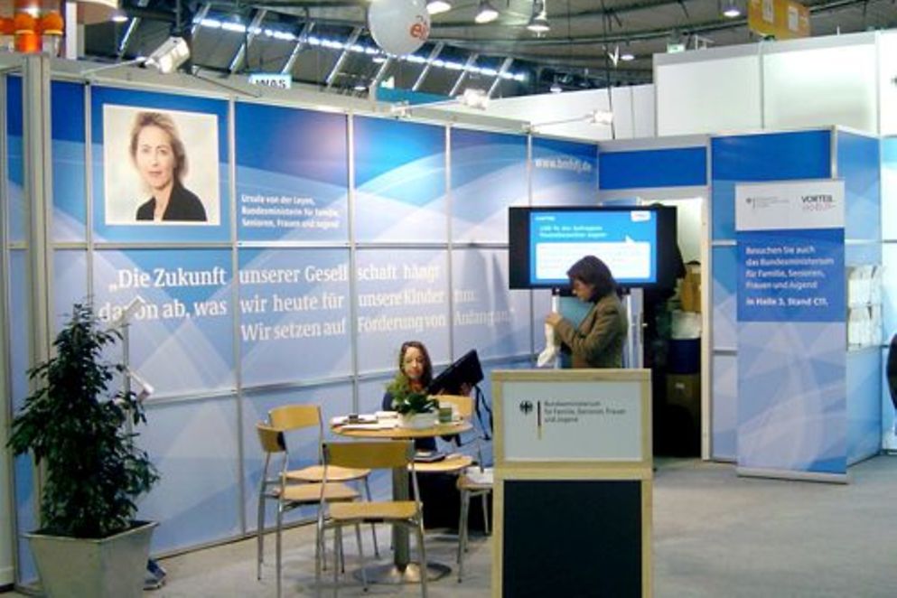 Der Informationsstand des Bundesfamilienministerium auf der Bildungsmesse didacta 2008.