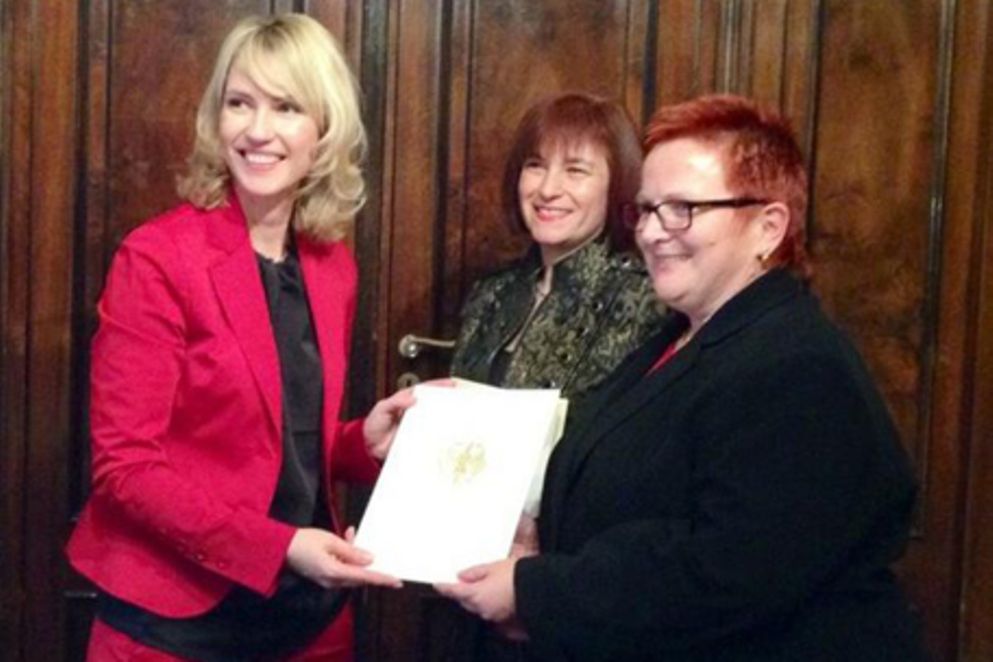 Ministerin Manuela Schwesig mit den Parlamentarischen Staatssekretärinnen Elke Ferner und Caren Marks