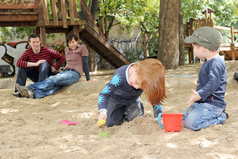 Eine Familie auf dem Spielplatz, Bildnachweis: Meike Gronau