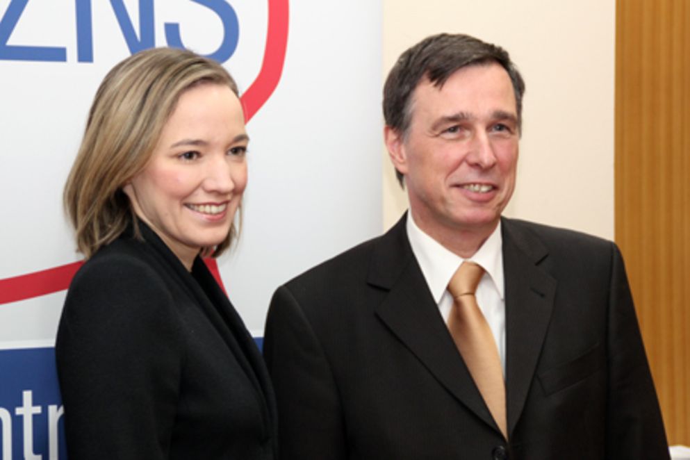 Bundesfamilienministerin Dr. Kristina Schröder und der Vorstandvorsitzende der ZNS - Hannelore Kohl Stiftung, Dr. Joachim Breuer