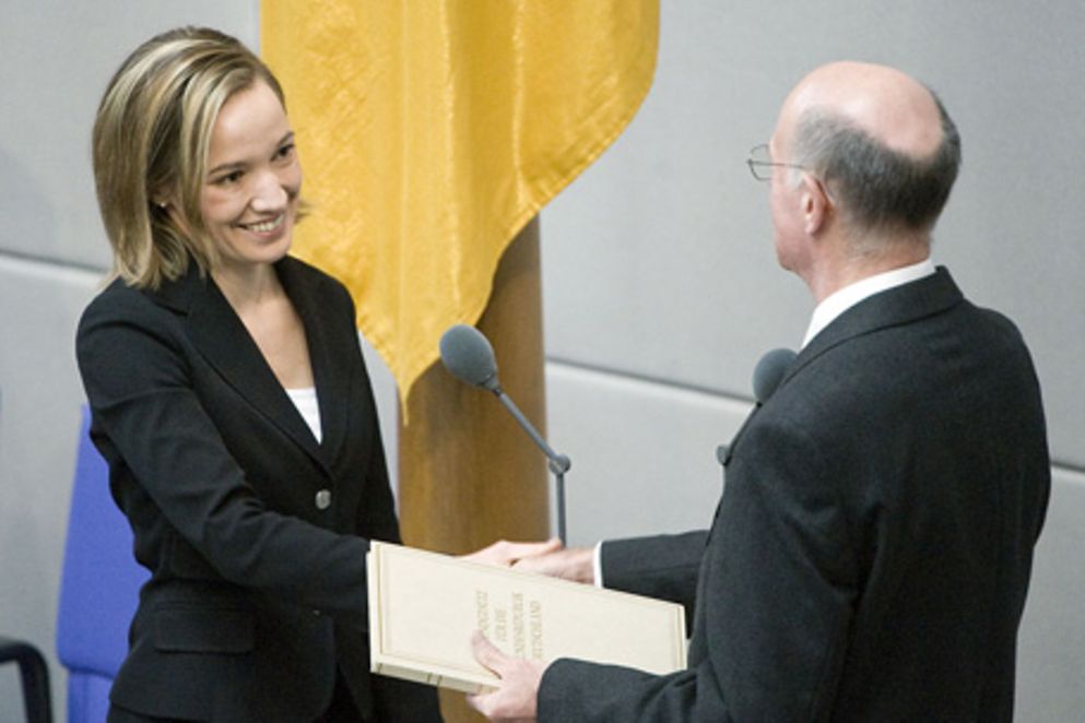 Dr. Kristina Köhler bei der Vereidigung