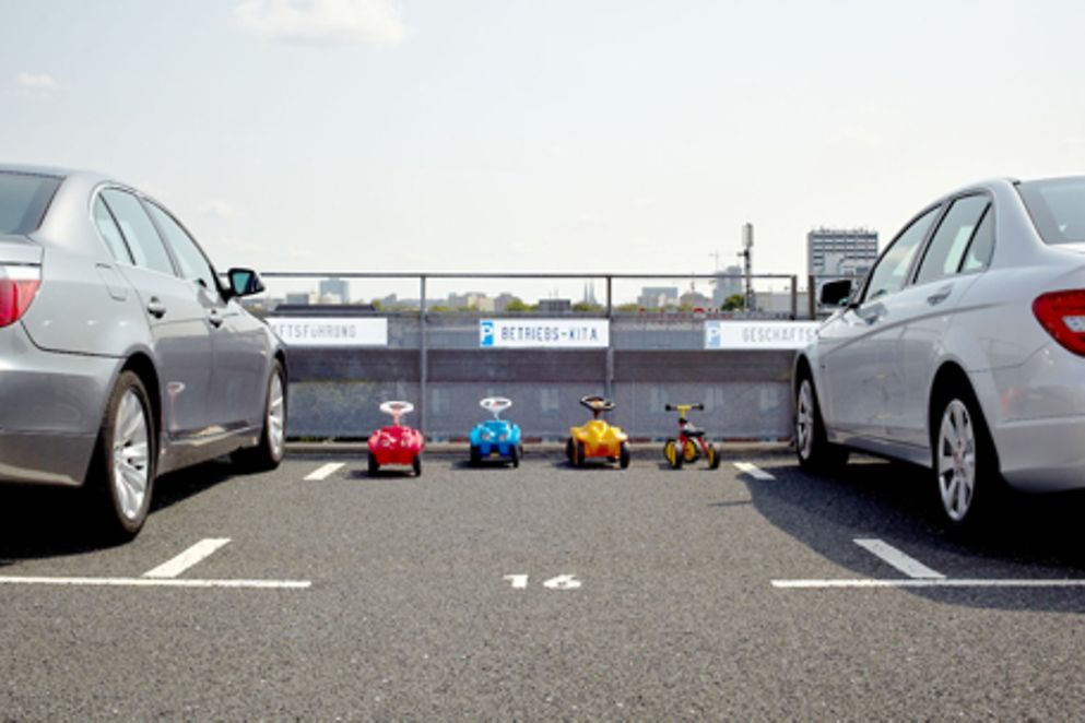 Kinderautos auf einem Parkplatz für Große. Bildquelle: BMFSFJ
