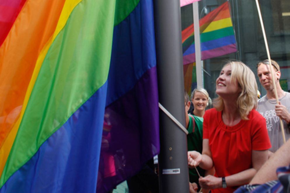 Manuela Schwesig hisst die Regenbogenflagge vor dem Bundesfamilienministerium, Bildnachweis: BMFSFJ/ S. Brüning