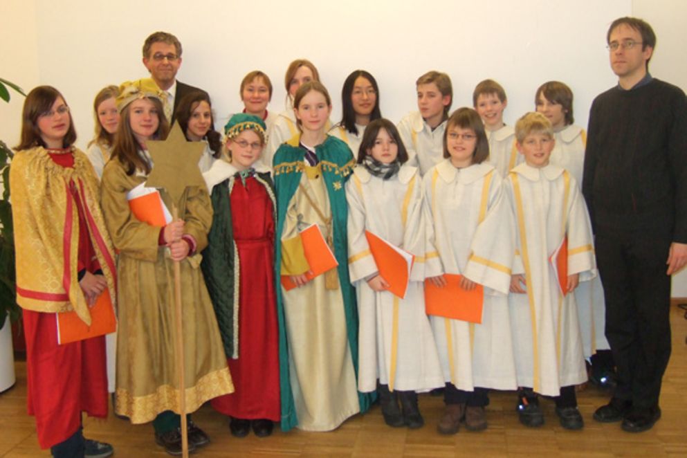 Bild: Die Sternsinger im Gruppenfoto mit Staatssekretär Gerd Hoofe (hinten) und Domkapellmeister Harald Schmitt (rechts).
