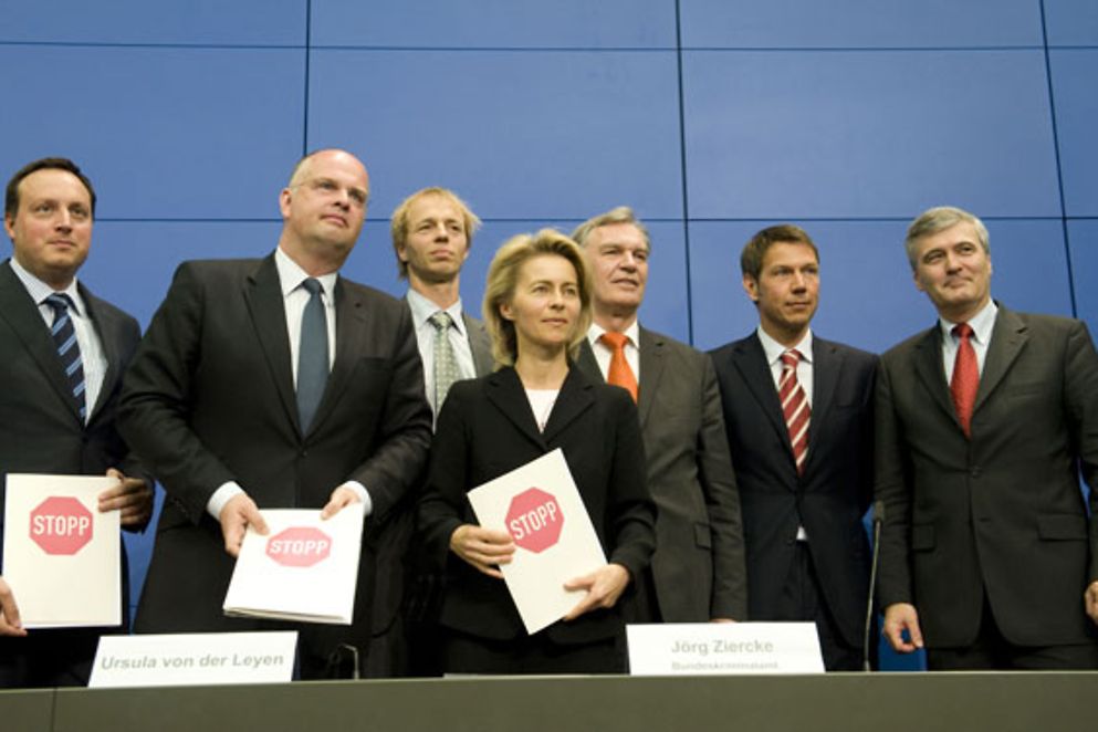 Foto: Ursula von der Leyen nach der Vertragsunterzeichnung gemeinsam mit den Vertretern der Internetprovider.