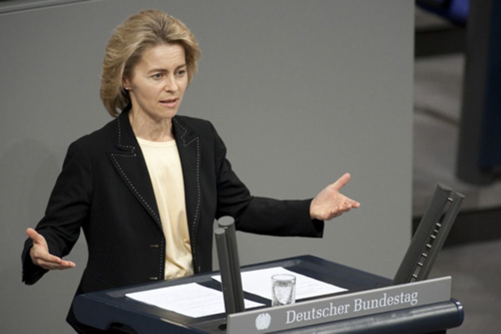 Ursula von der Leyen steht am Rednerpult im Deutschen Bundestag. Foto: REGIERUNGonline/Plambeck