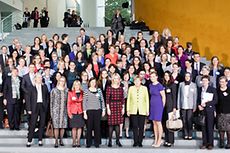 Gruppenbild mit Bundesministerin Manuela Schwesig, Bundeskanzlerin Angela Merkel und den eingeladenen Frauen