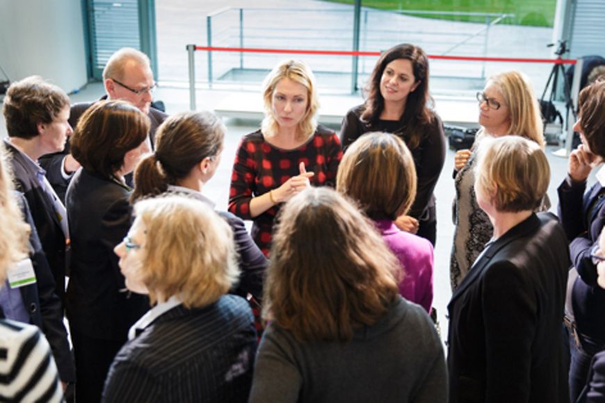 Bundesministerin Manuela Schwesig im Gespräch mit den eingeladenen Frauen