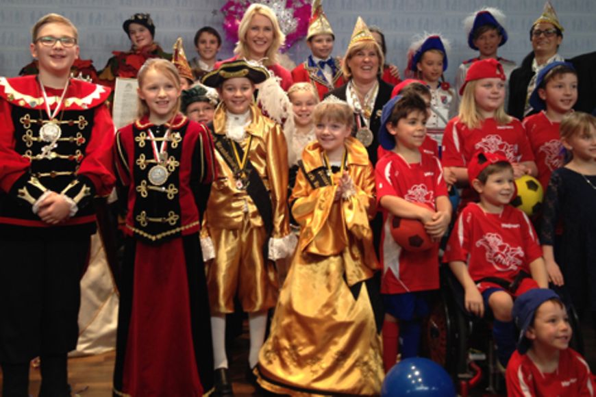 Manuela Schwesig in einer Gruppe aus bunt kostümierten Kindern