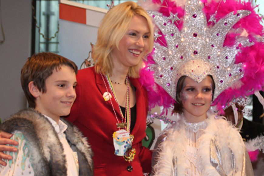 Manuela Schwesig mit zwei Kindern in bunten Kostümen