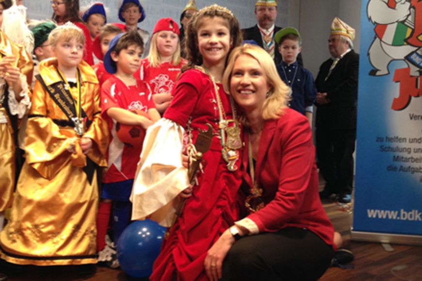 Manuela Schwesig mit einer Karnevalsprinzessin