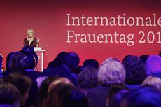 Manuela Schwesig spricht auf dem Empfang zum Internationalen Frauentag 2015