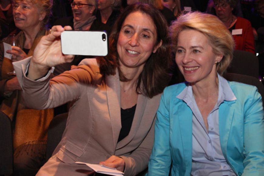 Aydan Özo?uz und Bundesverteidigungsministerin Ursula von der Leyen machen ein Selfie