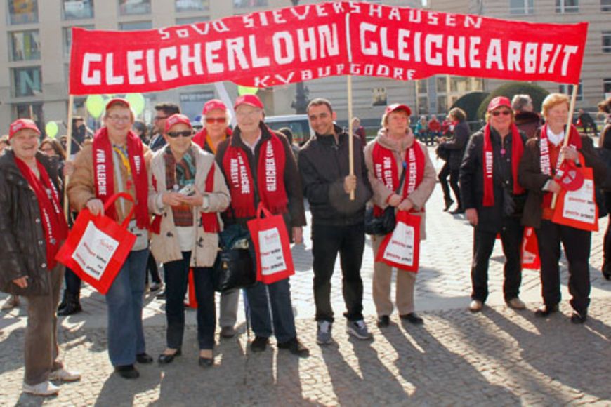 Mitglieder des Sozialverbandes Deutschland halten einen Banner in die Höhe