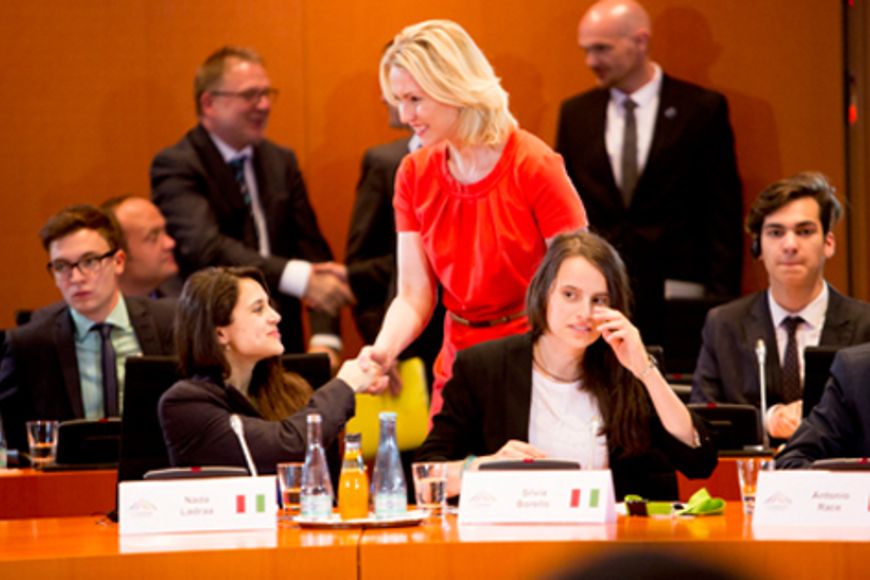 Manuela Schwesig begrüßt junge Menschen mit Handschlag.