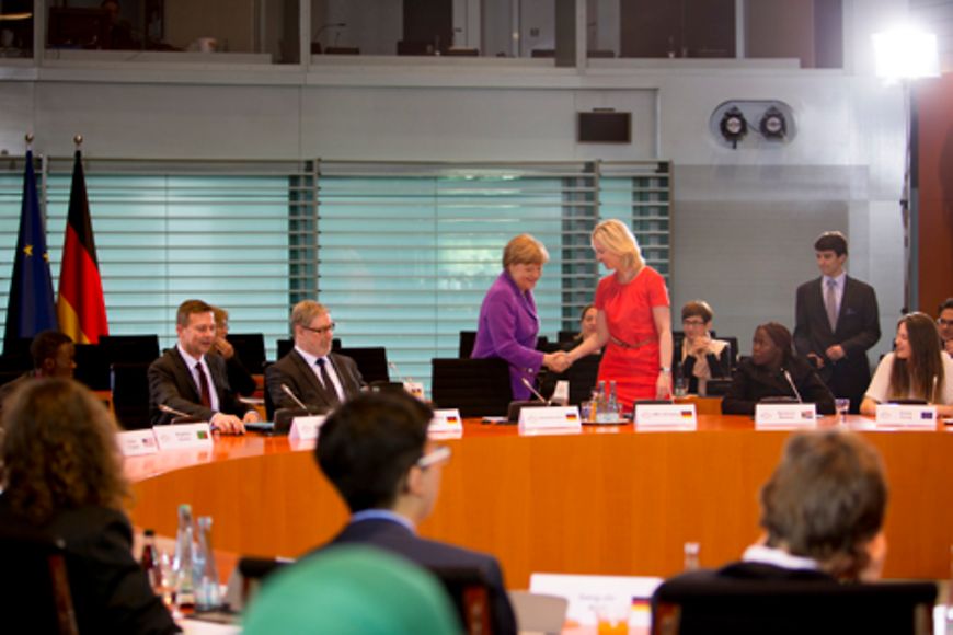 Angela Merkel und Manuela Schwesig begrüßen sich.