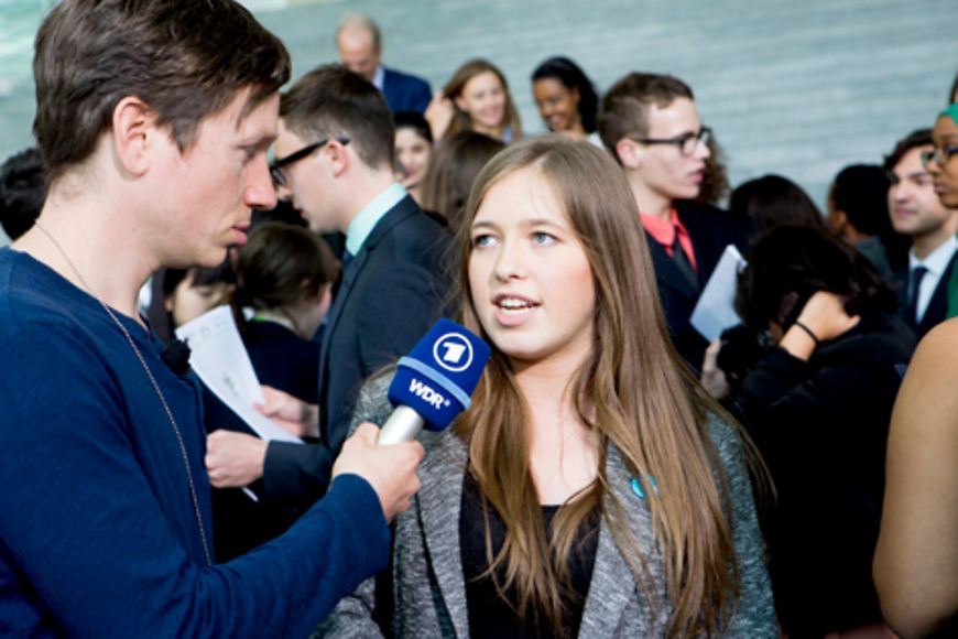 Eine Jugendliche wird interviewt