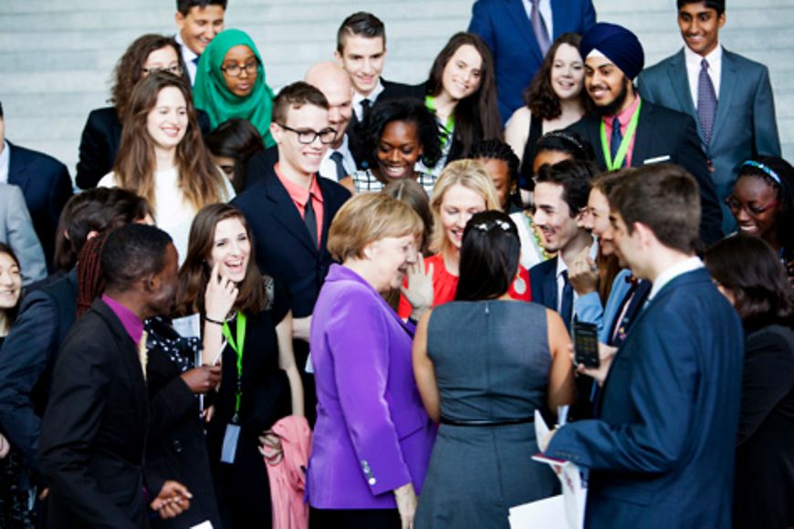 Angela Merkel und Manuela Schwesig in einer Gruppe junger Menschen