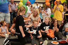 Manuela Schwesig gibt jungen Besuchern und Besucherinnen Autogramme.