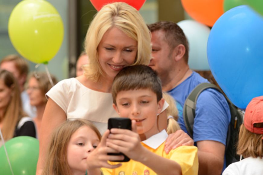 Manuela Schwesig macht mit zwei Kindern ein Selfie.