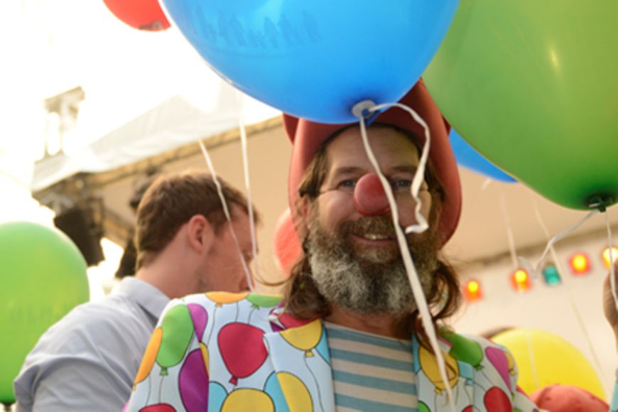 Ein Clown mit Luftballons.