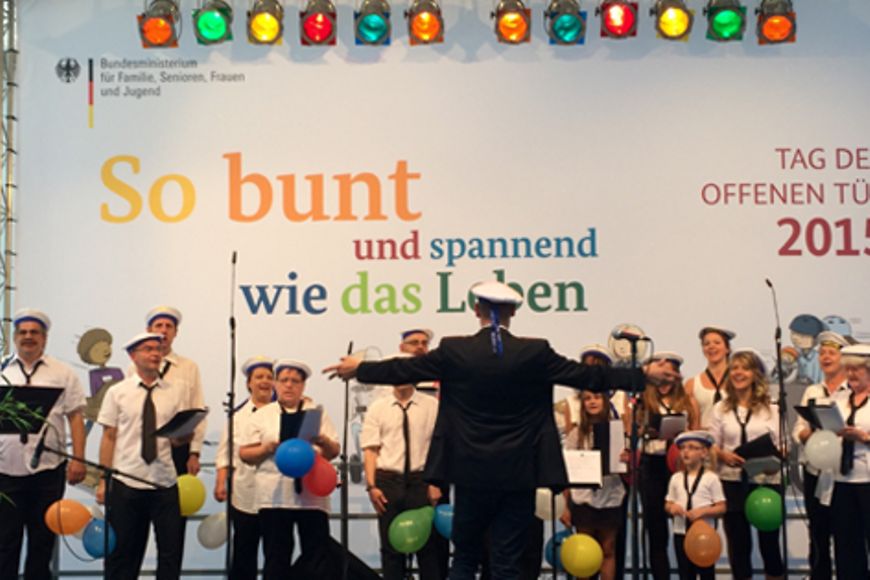 Ein Chor auf der Bühne des Bundesfamilienministeriums.