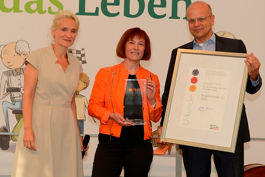 Caren Marks nimmt Auszeichnung auf der Bühne entgegen.