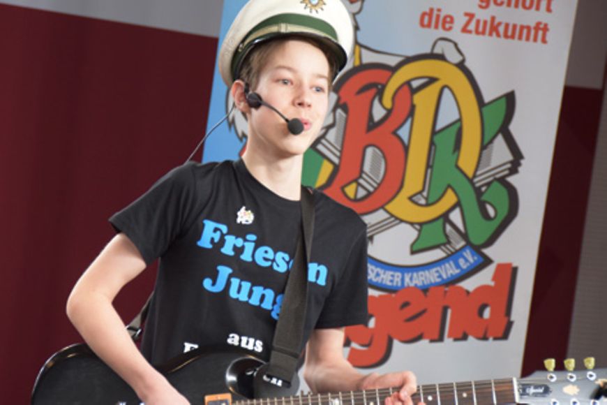 Junger Büttenredner mit Gitarre