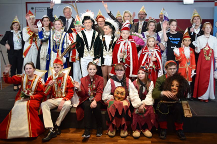 Gruppenbild mit den jungen Karnevalisten im Ministerium.