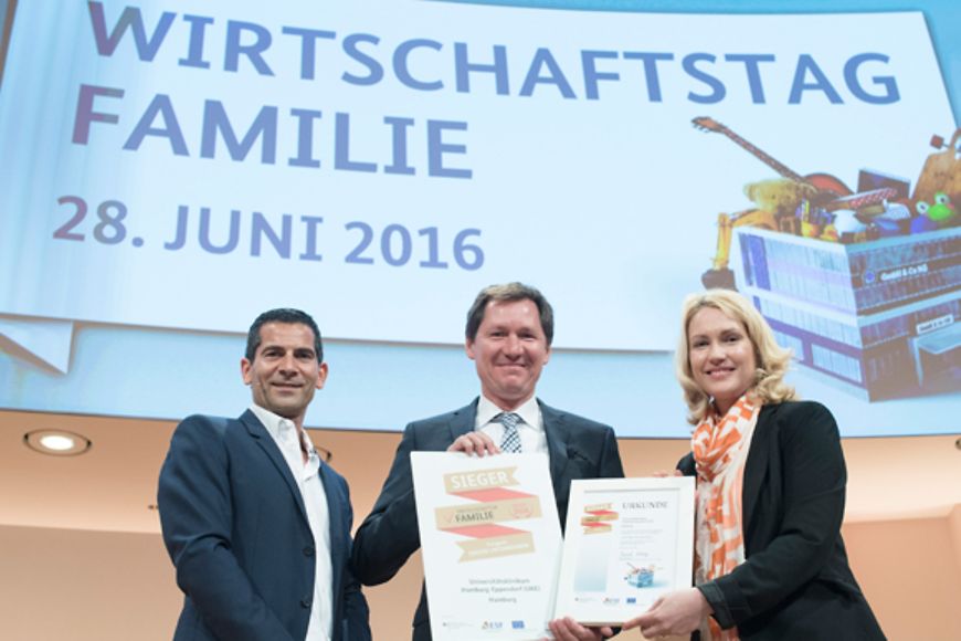Manuela Schwesig mit dem Gesamtsieger in der Kategorie "Große Unternehmen", dem Universitätsklinikum Hamburg-Eppendorf