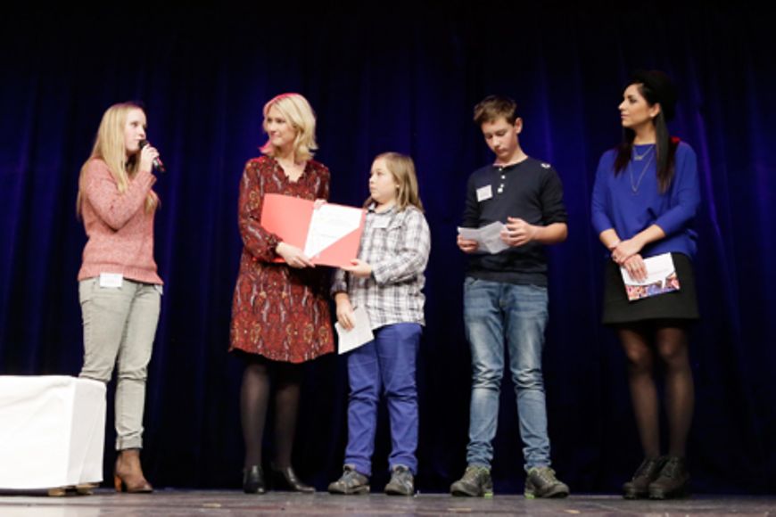 Auf der Bühne stellen mehrere Kinder und Jugendliche Projekte vor, an denen sie beteiligt waren, Bildnachweis: Thomas Köhler