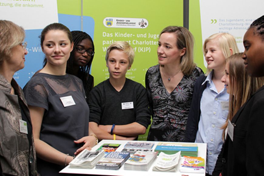 Kristina Schröder im Gespräch mit Jugendlichen, Bildnachweis: BMFSFJ