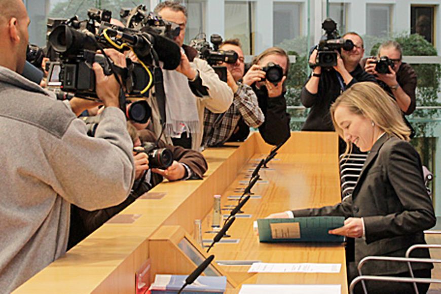 Mehrere Kameras filmen Kristina Schröder an einem Tisch. Bildquelle: BMFSFJ