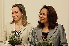 Kristina Schröder und Sihem Badi mit Blumensträußen. Bildquelle: BMFSFJ