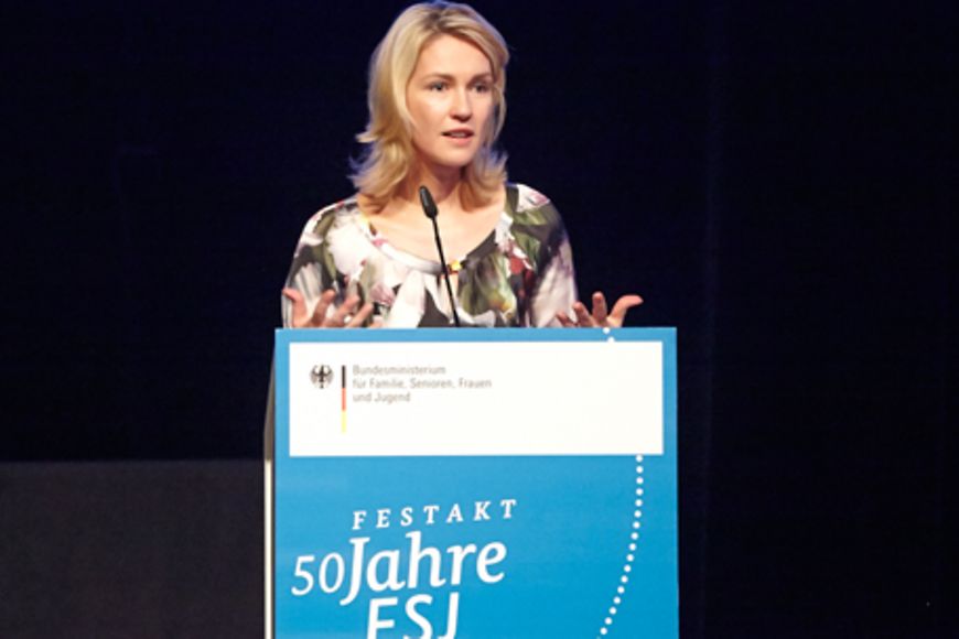 Manuela Schwesig hinter einem Rednerpult mit der Aufschrift "Festakt 50 Jahre FSJ", Bildnachweis: Mike Auerbach