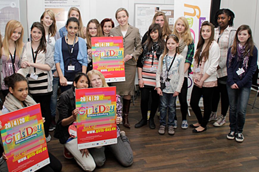 Beim 12. Girls' Day fanden 2012 in ganz Deutschland rund 9.500 Aktionen für mehr als 115.000 Mädchen statt. Bildquelle: BMFSFJ